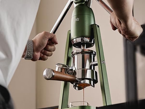 Dual-lever manual espresso maker for hand-pressed pressure profiling